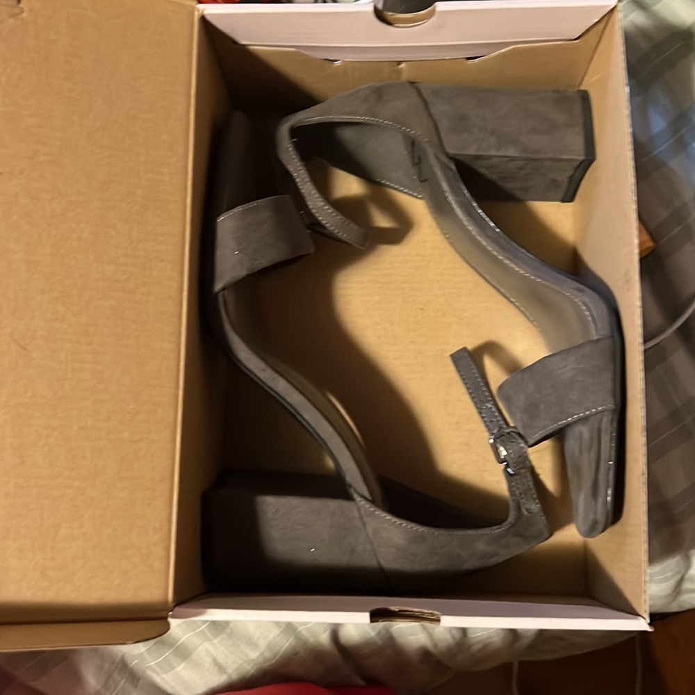 Grey heels - Picture 7 of 7